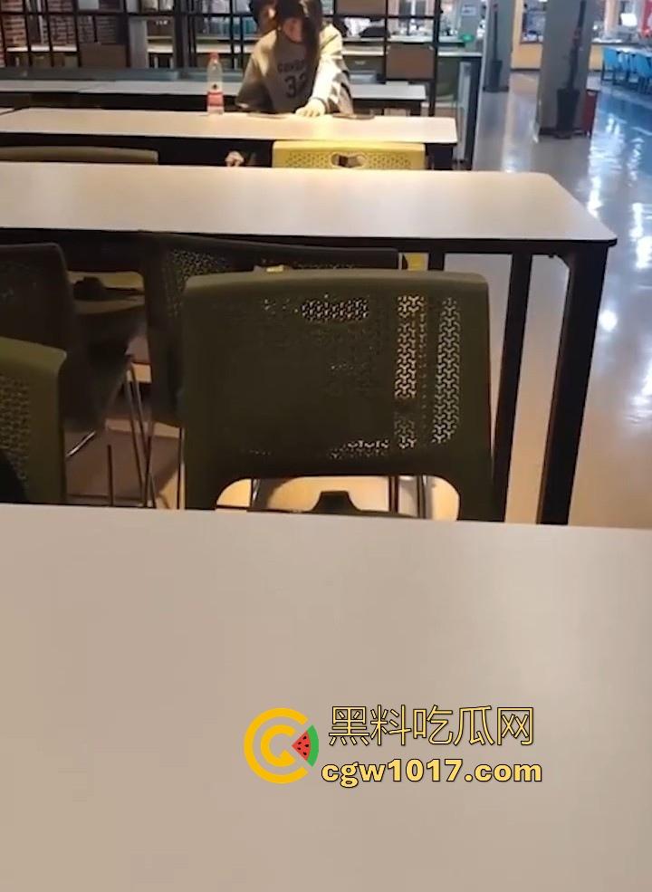 餐厅内情侣大胆玩抠逼,妹子表情扭曲高潮,全自动骑乘榨精,从娇羞到高潮喷潮,合着我们都是你们pay中的一环呗!-8