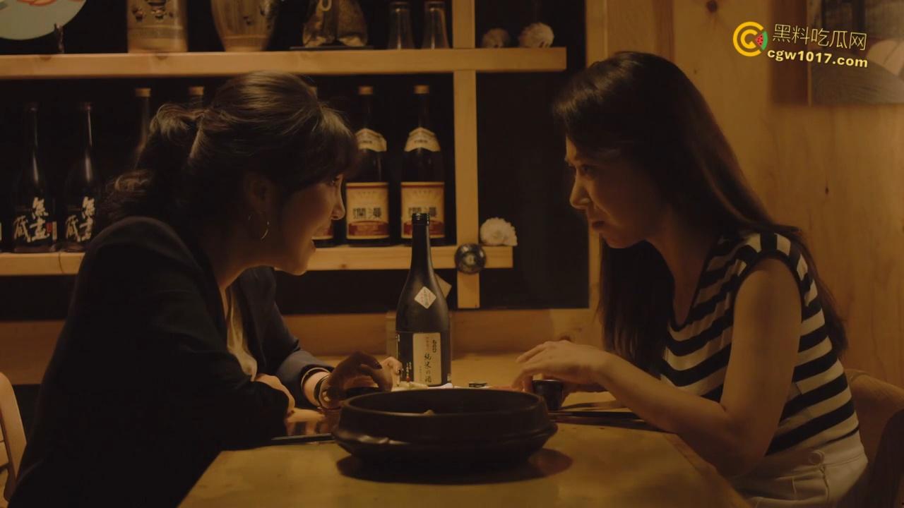 韩国三级伦理《年轻的姐夫 》,从小被领养的妹妹偷窥姐姐做爱,翘臀瑜伽勾引姐夫,娇小美乳身材被疯狂打桩!-1