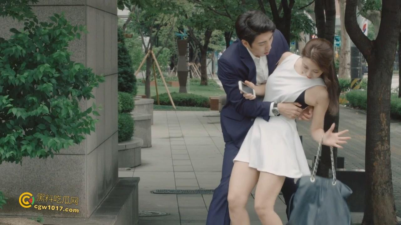 韩国三级伦理《年轻的姐夫 》,从小被领养的妹妹偷窥姐姐做爱,翘臀瑜伽勾引姐夫,娇小美乳身材被疯狂打桩!-2