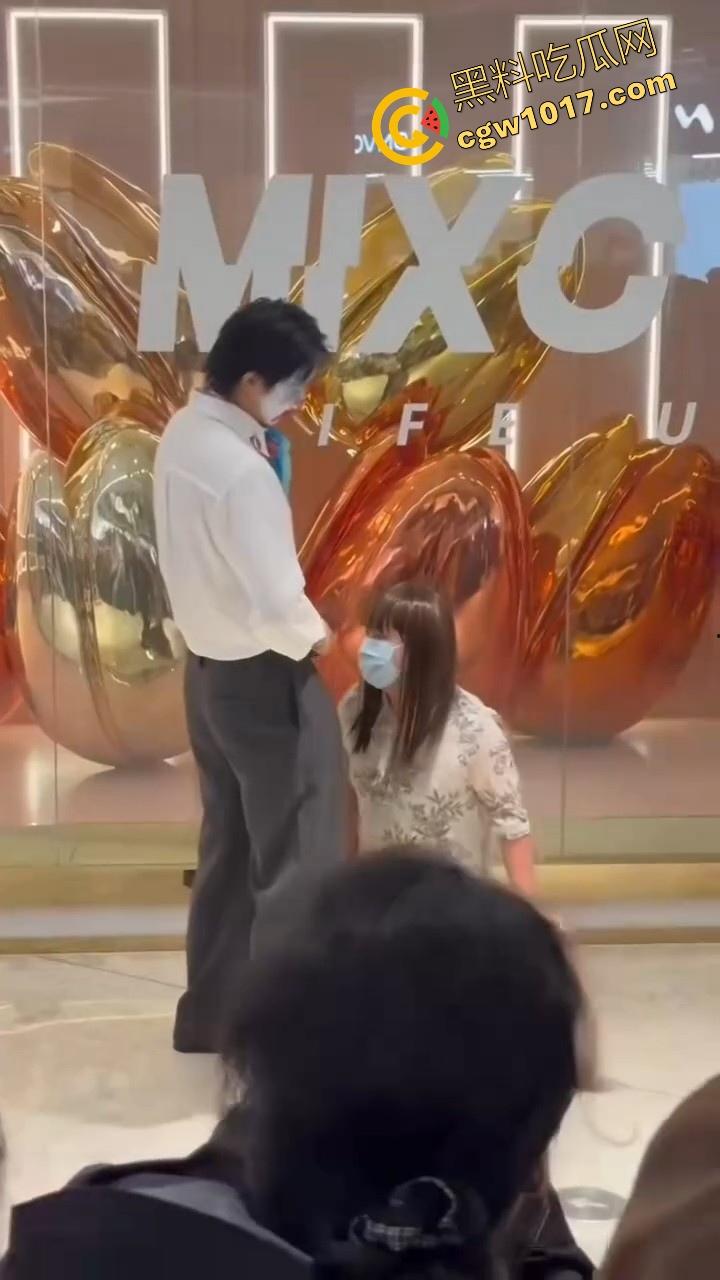 万圣节cos红姐被警察带走,我原称之为今年最佳COS,现场还跟路人玩起来跪地口交的动作,真的好像本人!-2