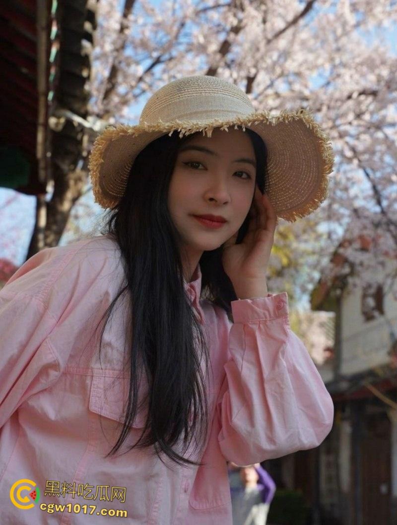 广西南宁反差婊【吴洛丹】，和男友鸳鸯浴自拍流出，饥渴小母狗跪地深喉口交，一线天超粉小穴被操到白浆流出 ！-1