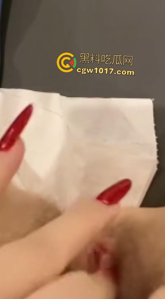 快手【小晴天】掰穴自慰，透明肉丝脱下猛插嫩逼，长美甲抠B不嫌痛，差点抠破阴道，这E罩奶够金主喝一年了！-8