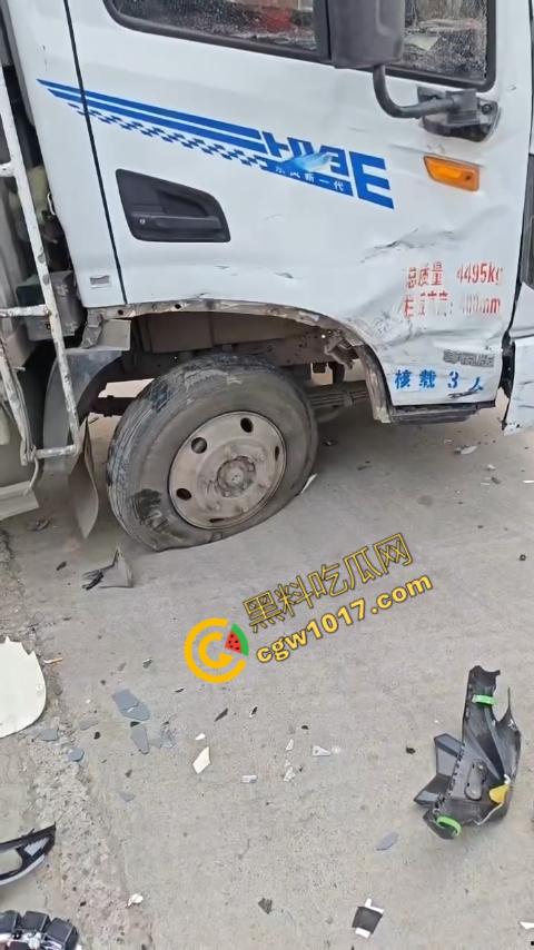 广西南宁车祸现场:鬼火少年私自改装9号电动车,速度太快操作不当直撞大货车,血溅当场!-1
