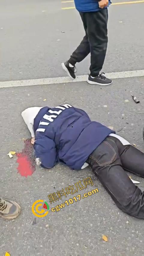 广西南宁车祸现场:鬼火少年私自改装9号电动车,速度太快操作不当直撞大货车,血溅当场!-6