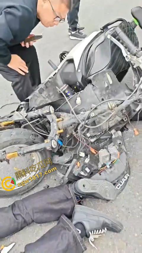 广西南宁车祸现场:鬼火少年私自改装9号电动车,速度太快操作不当直撞大货车,血溅当场!-7