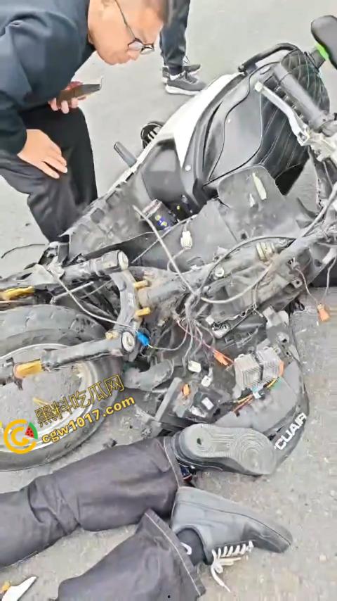 广西南宁车祸现场:鬼火少年私自改装9号电动车,速度太快操作不当直撞大货车,血溅当场!-7