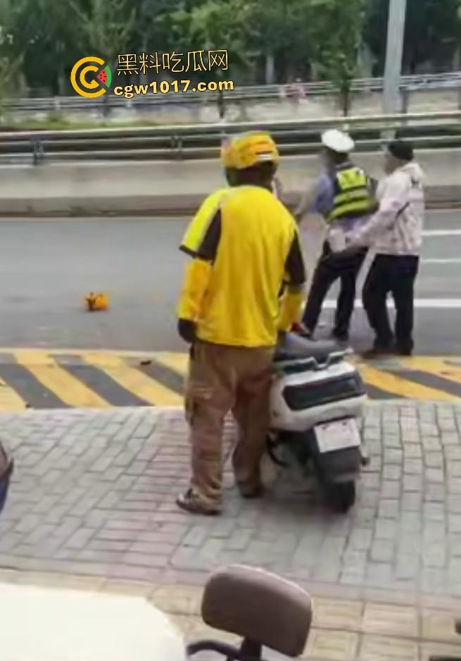 贵阳医院门口外卖小哥抢单血战,互殴拳脚头盔砸成稀碎,交警一人拦不住还得叫援兵,本是同根生相煎何太急呢!-2