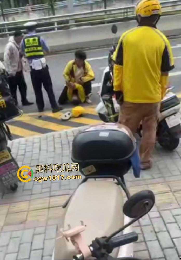 贵阳医院门口外卖小哥抢单血战,互殴拳脚头盔砸成稀碎,交警一人拦不住还得叫援兵,本是同根生相煎何太急呢!-3