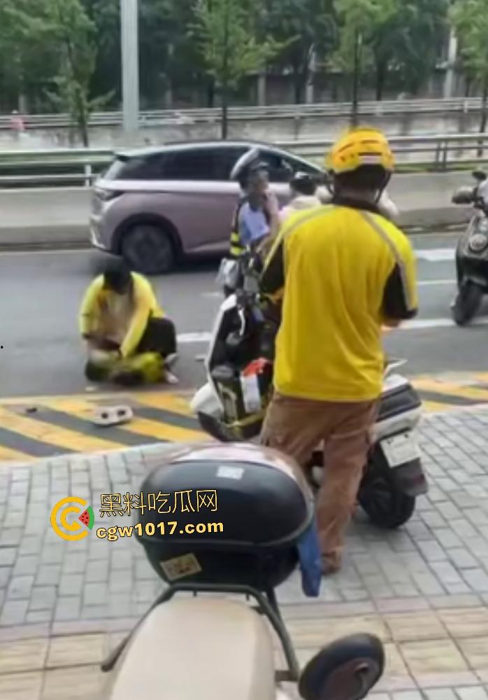 贵阳医院门口外卖小哥抢单血战,互殴拳脚头盔砸成稀碎,交警一人拦不住还得叫援兵,本是同根生相煎何太急呢!-4