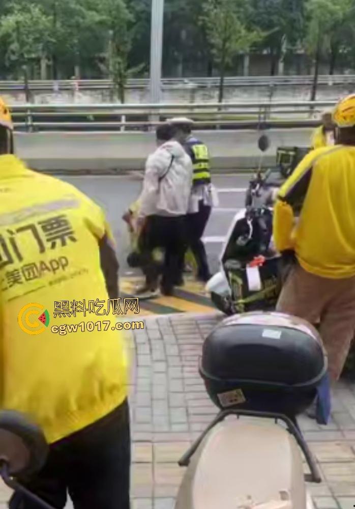 贵阳医院门口外卖小哥抢单血战,互殴拳脚头盔砸成稀碎,交警一人拦不住还得叫援兵,本是同根生相煎何太急呢!-7