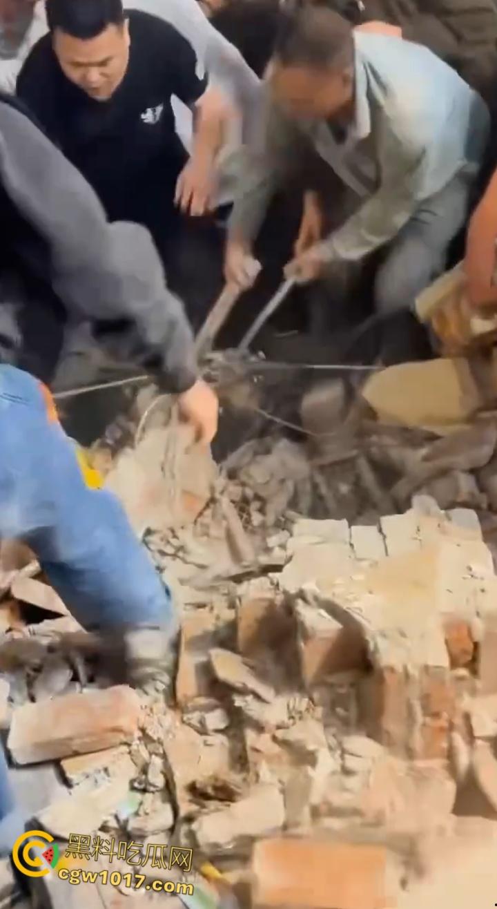 长沙潮宗街一家店面白天热火朝天装修，晚上却突然墙体崩塌，巨石压倒路过行人，路人纷纷挖土救人！-3