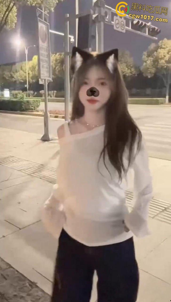 天津精神小妹【李美娜】被金主调教，表面看起来像个邻家小妹妹，私底下狗链牵引口交深喉，反差母狗骚气爆棚！-1