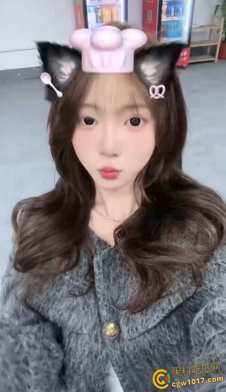 天津精神小妹【李美娜】被金主调教，表面看起来像个邻家小妹妹，私底下狗链牵引口交深喉，反差母狗骚气爆棚！-3