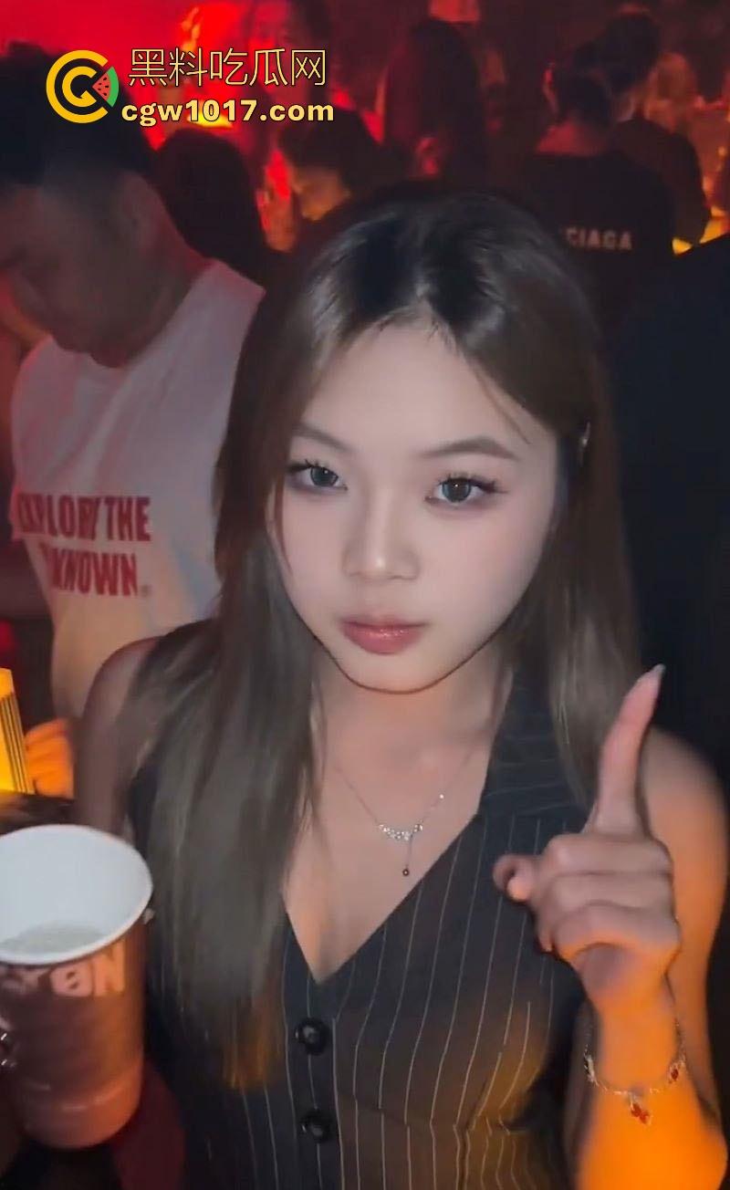 上海高颜值捞女【刘盈盈】这朵比基尼毒玫瑰，专去酒吧傍大款，坑骗男人酒水喝，灌醉你榨干钱包再榨干鸡巴！-3