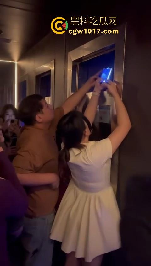 酒吧厕所准备做爱没想到门外确一堆人在偷拍,不是都这么热闹了里面这哥们一点没察觉吗?快点啊人家等着上厕所呢!-4