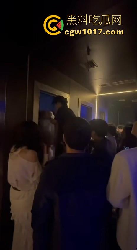 酒吧厕所准备做爱没想到门外确一堆人在偷拍,不是都这么热闹了里面这哥们一点没察觉吗?快点啊人家等着上厕所呢!-6