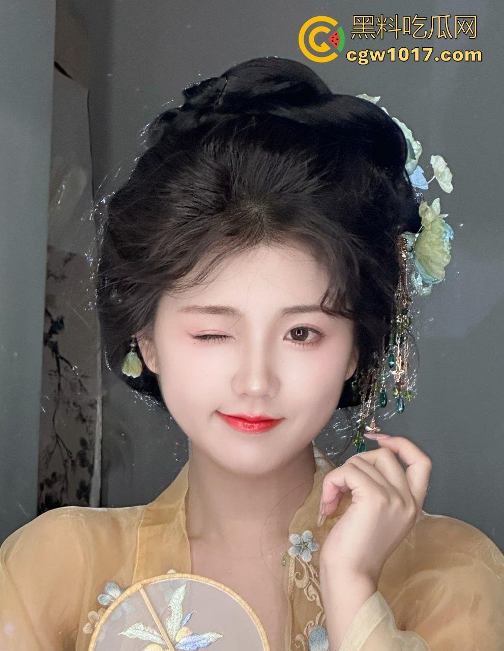 石家庄一中情侣午休期间天台做爱，边亲边身上骑，一步步压榨着瘦弱的鸡巴，狠狠的吞噬着，羡慕年轻人 ！-1