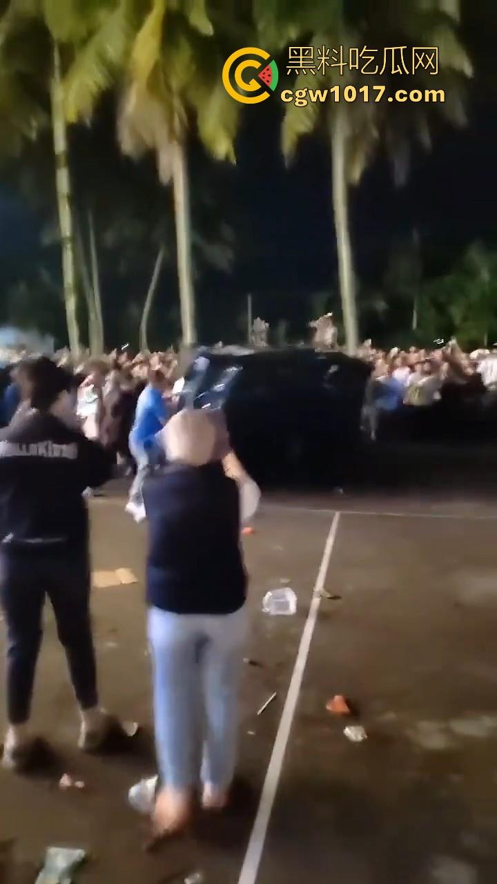 海南琼中爆发大规模群体抗争!因海南天然橡胶产业集团偷砍农民的槟榔田爆发,现场的农民们情绪机动!-2