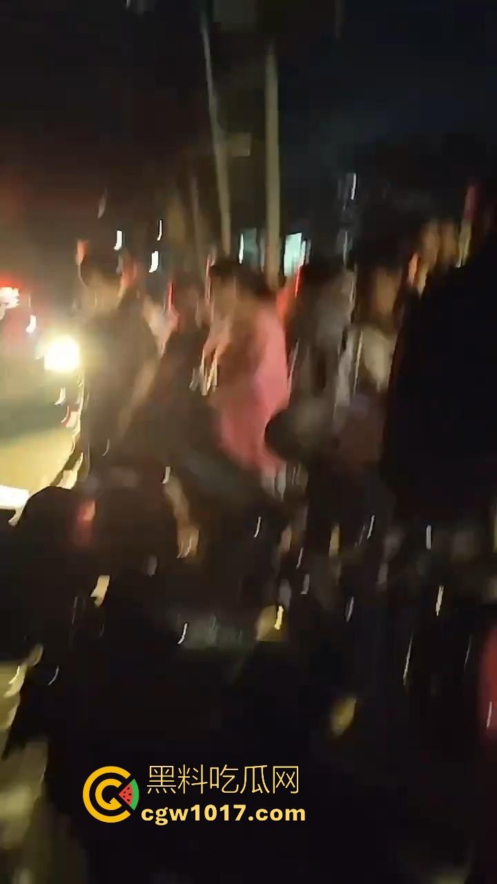 海南琼中爆发大规模群体抗争!因海南天然橡胶产业集团偷砍农民的槟榔田爆发,现场的农民们情绪机动!-10