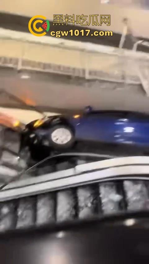 不是我一开始真以为在拍电影呢！女司机驾驶车辆失控冲入商场，撞到自动扶梯后停下，堪称恐怖大片！-5