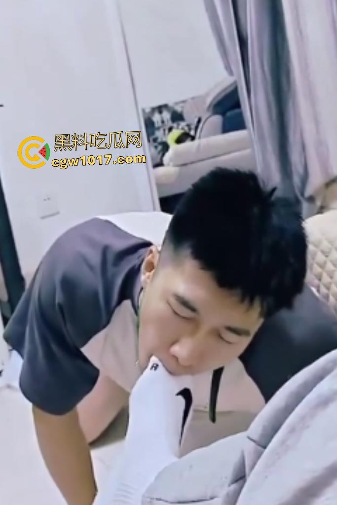 Gay公狗酒店被调教,狗链拴地爬行,还被尿身上虐蛋蛋,狠狠地舔脚吃口水,比女人还骚的反差贱狗!-7