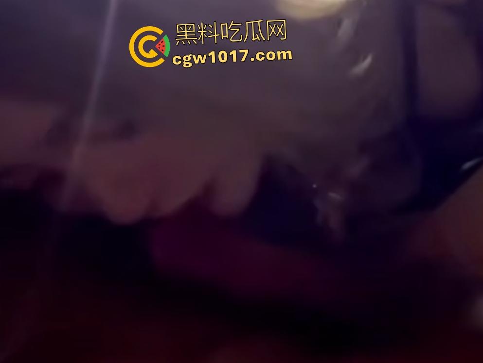 开保时捷帕梅约刚成年的妹子,车上掏鸡巴主动舔舐,乳交金主教两下就精通,还挺有天赋的嘛!-8