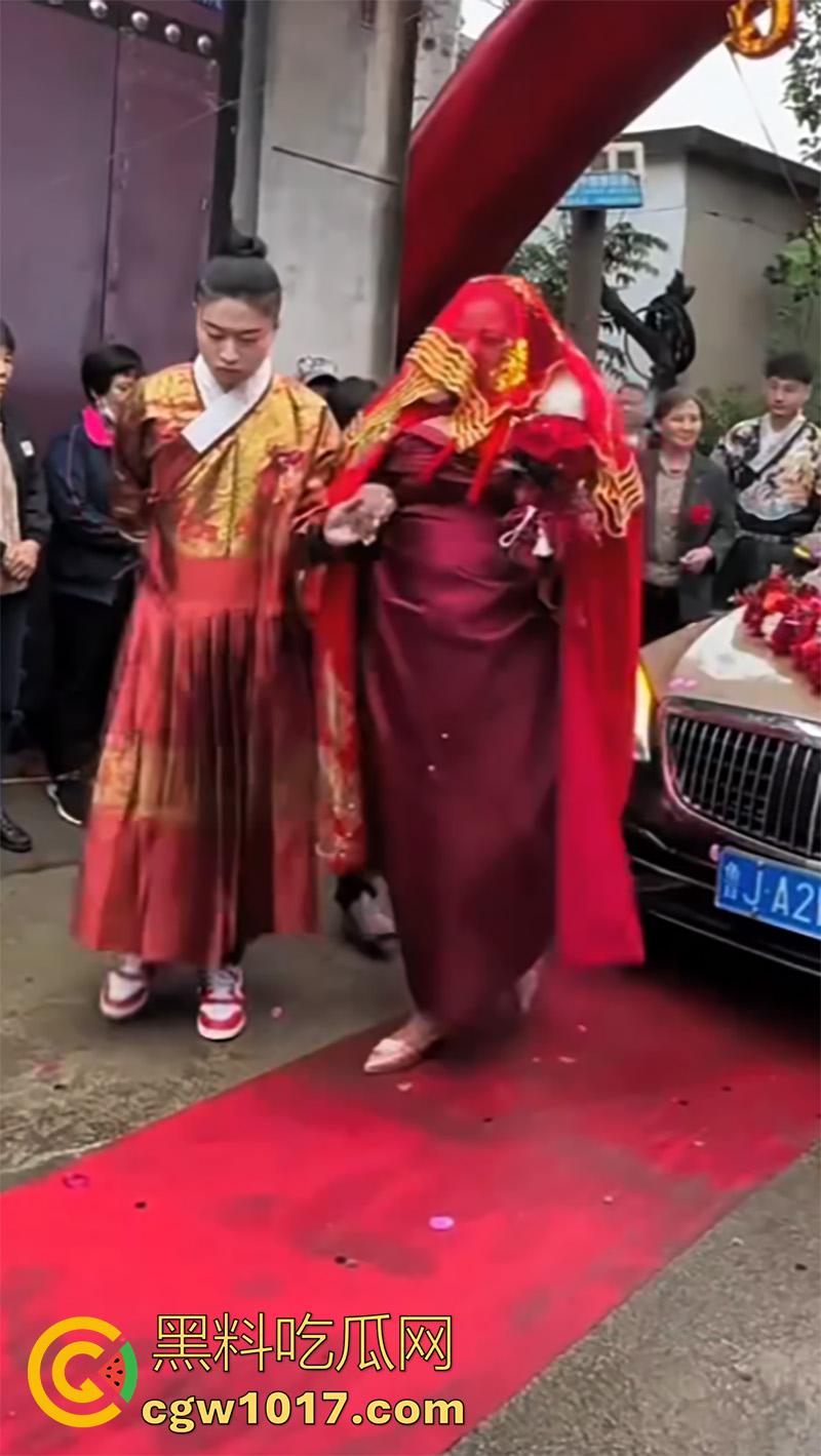 有钱就是豪横啊！山东小伙娶美国黑新娘，嫁妆1000万美金和多处房产，新娘好像不喜欢这门婚事，一直黑着脸呢！-7