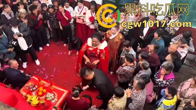 有钱就是豪横啊!山东小伙娶美国黑新娘,嫁妆1000万美金和多处房产,新娘好像不喜欢这门婚事,一直黑着脸呢!-5