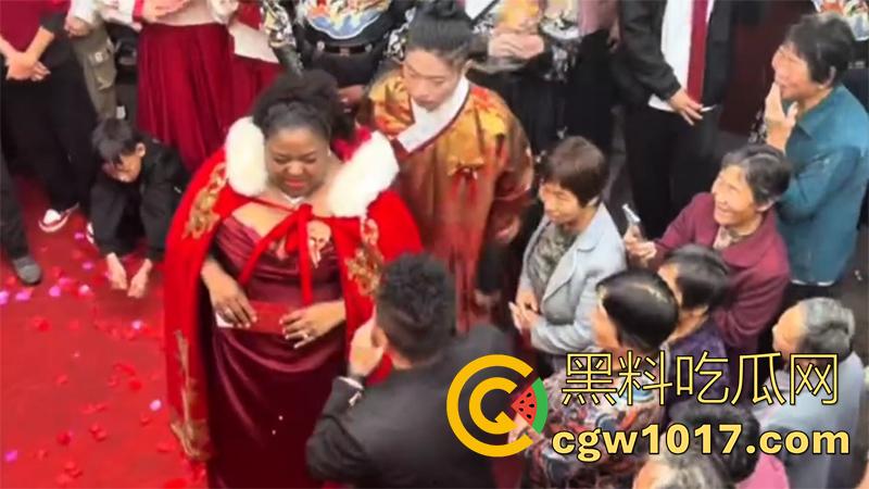 有钱就是豪横啊!山东小伙娶美国黑新娘,嫁妆1000万美金和多处房产,新娘好像不喜欢这门婚事,一直黑着脸呢!-6