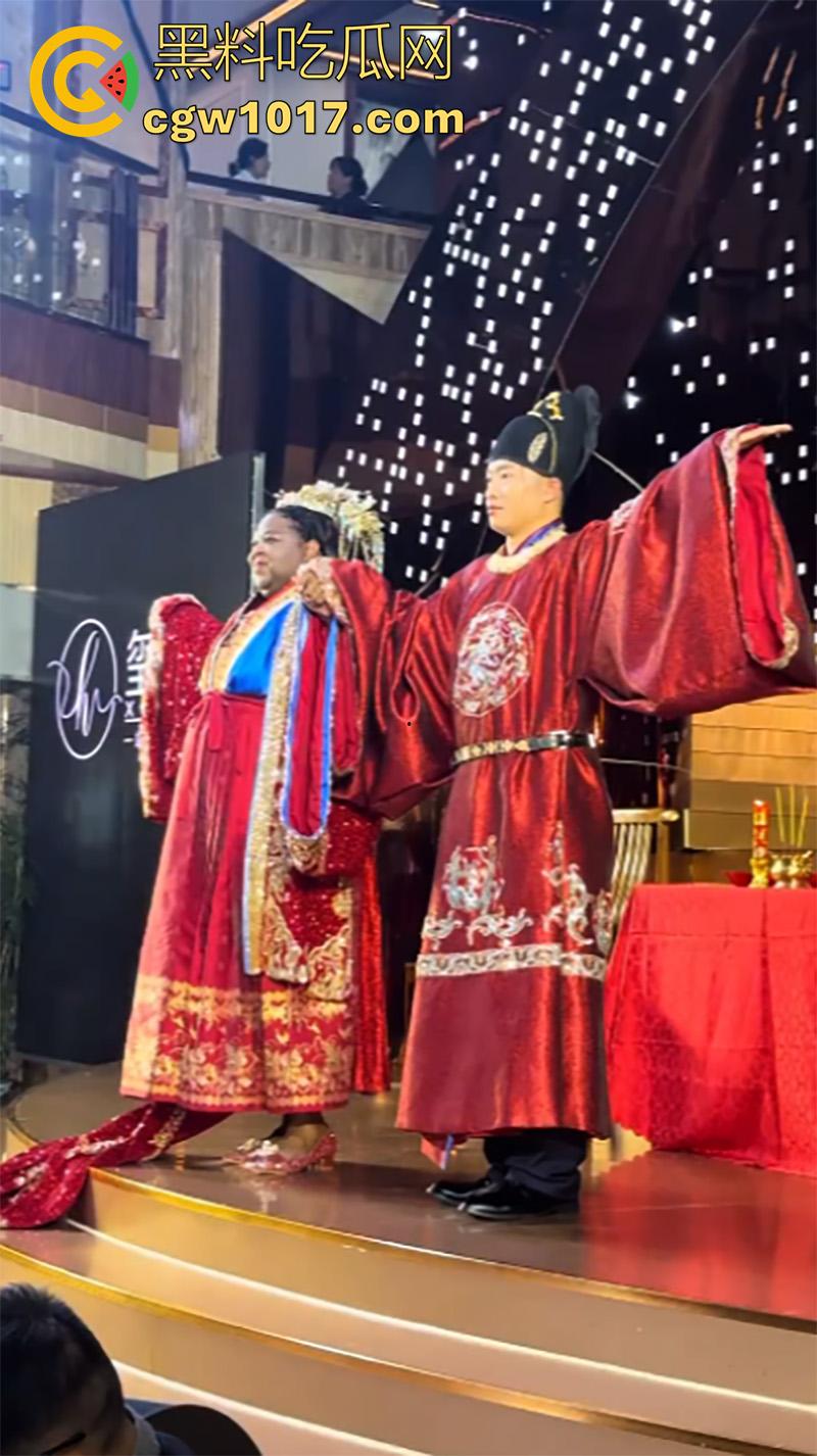 有钱就是豪横啊!山东小伙娶美国黑新娘,嫁妆1000万美金和多处房产,新娘好像不喜欢这门婚事,一直黑着脸呢!-8