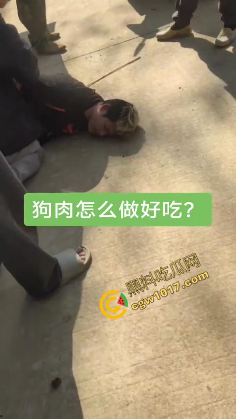 广西村民抓住偷狗贼，脱光殴打，场面血腥凶残，围观村民挥棒狂殴，男子惨嚎不断，村民誓要为爱犬复仇！-2
