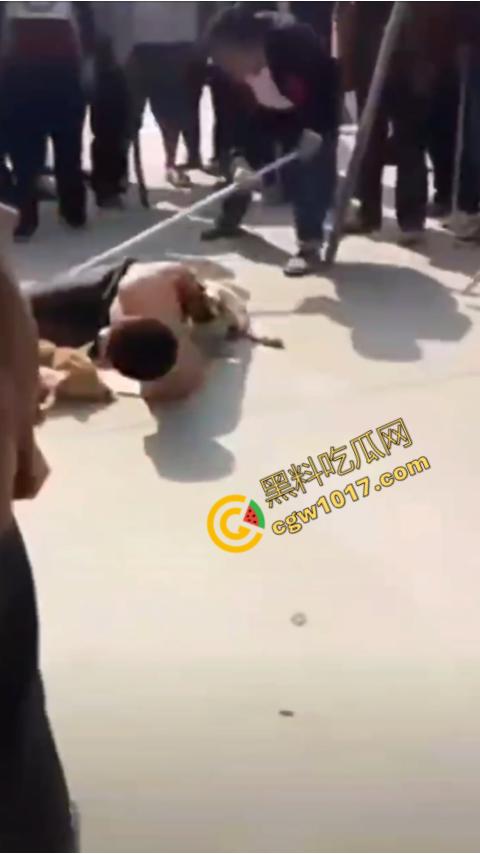 广西村民抓住偷狗贼，脱光殴打，场面血腥凶残，围观村民挥棒狂殴，男子惨嚎不断，村民誓要为爱犬复仇！-8