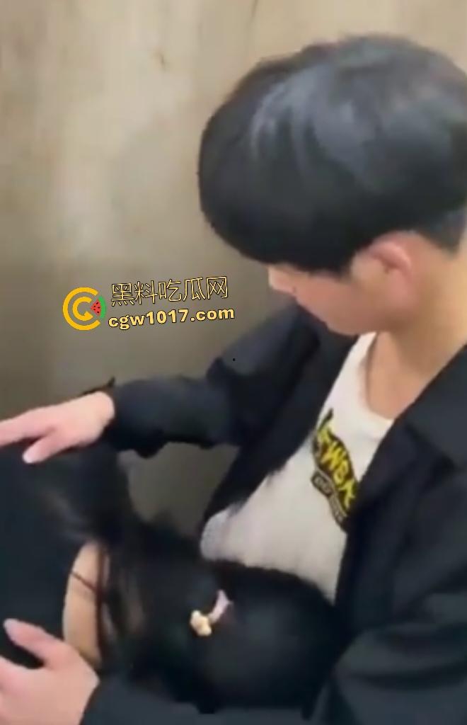 小情侣随时随地厕所开战，男子脱衣狂吸奶子，女生弯腰深喉鸡巴，偷拍兄弟差点被发现还想加入三P！-3