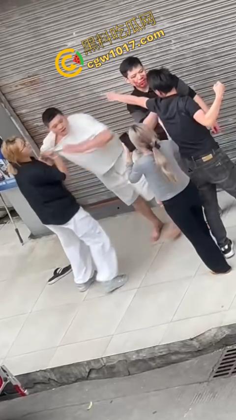 血腥街角斗殴！刀光剑影，鲜血四溅，年轻小伙惨遭横死，愤怒女子撕心裂肺呼救！-2