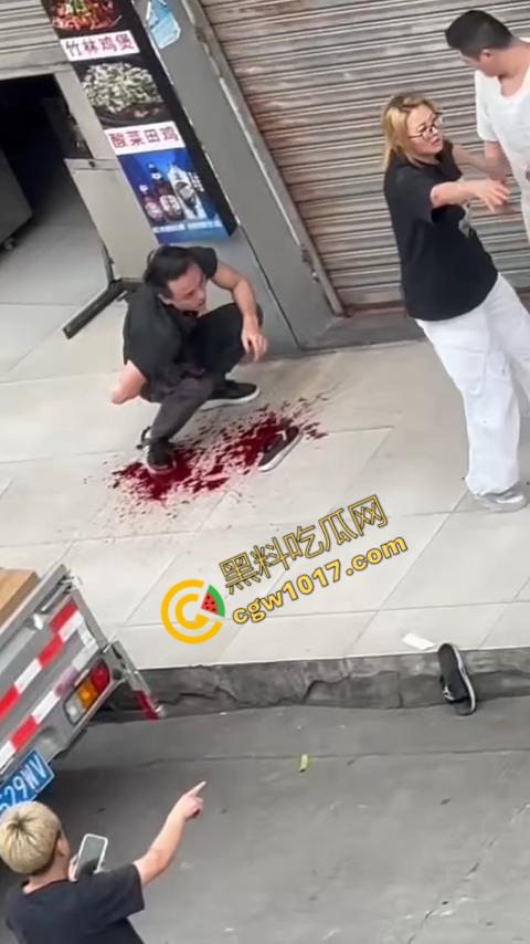 血腥街角斗殴!刀光剑影,鲜血四溅,年轻小伙惨遭横死,愤怒女子撕心裂肺呼救!-9