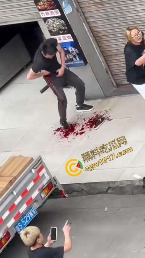 血腥街角斗殴!刀光剑影,鲜血四溅,年轻小伙惨遭横死,愤怒女子撕心裂肺呼救!-8