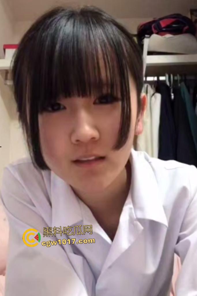 日本JK萝莉录福利给中国男友,脱衣露逼,翘臀掰开屁眼伸缩,脚板怼屏幕都能闻到香气,还微笑比耶!-1