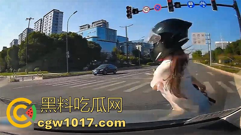 看个车祸竟然起反应了!极品长腿美女被撞飞,性感美腿展露无遗,美腿修长白嫩,这姿势也太优雅了!-2