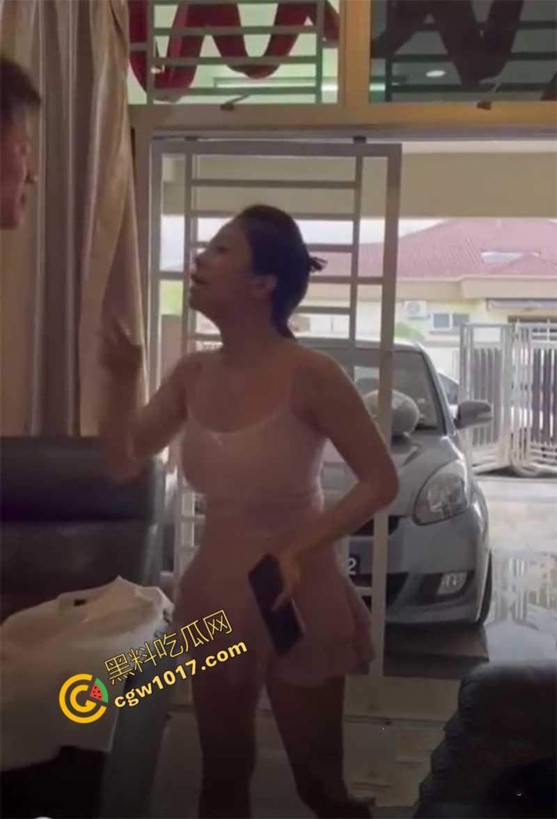 广州美艳人妻现场直播抓奸!小三家踢馆被情敌挑衅,骑脖暴揍出轨老公,原配这身材真赞-1