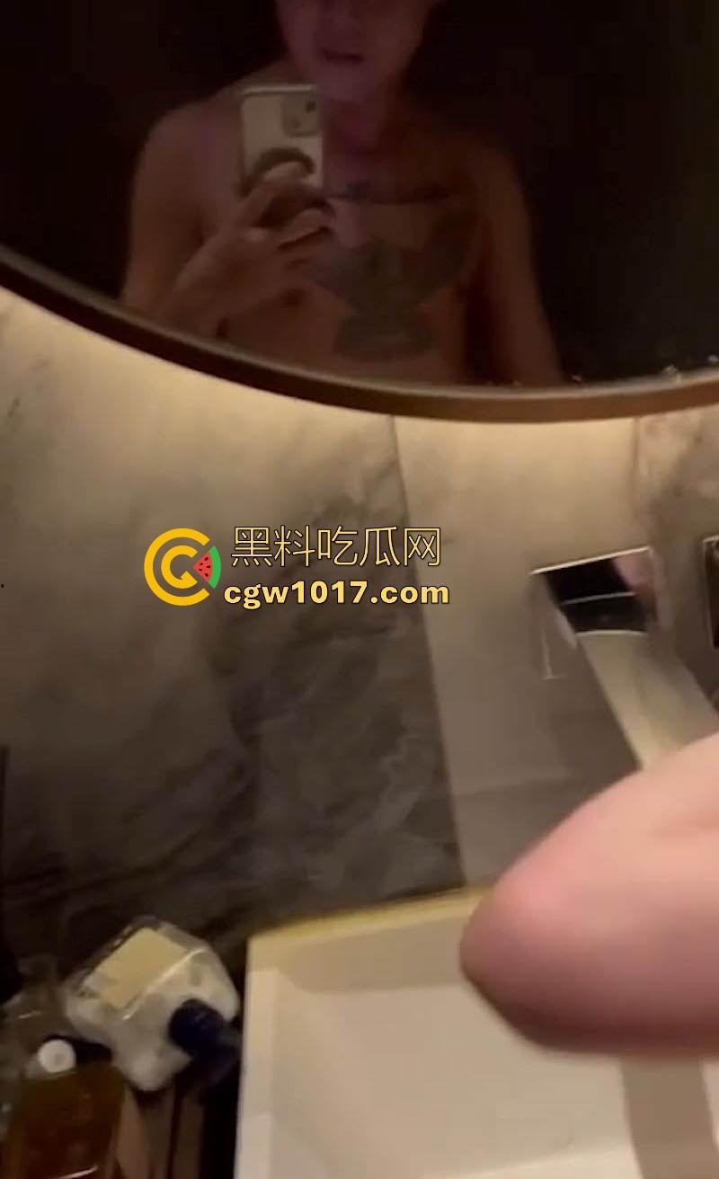 土豪大哥KTV包厢厕所猛操极品骚逼,大哥还贴心的拍下视频分享,哭喊别发视频,还是被瓜友怒爆让兄弟饱眼福!-2