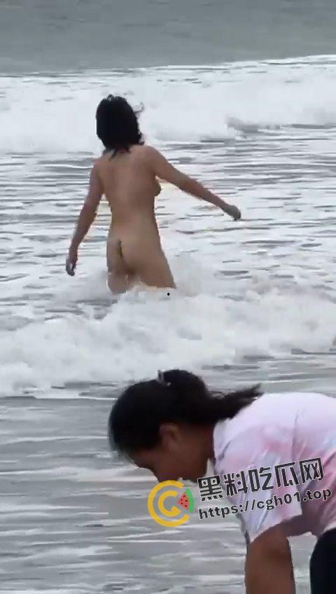 三亚沙滩裸体女郎原视频!当着小孩得面三点尽露 大胆拍照 鲍鱼泡海水 越泡越肥美啊-5