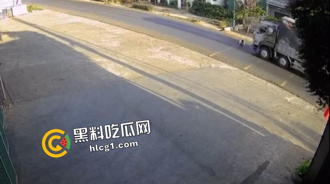 血腥慎入！越南男子钻车底自杀 下半身碾成肉酱 现场画面流出-5