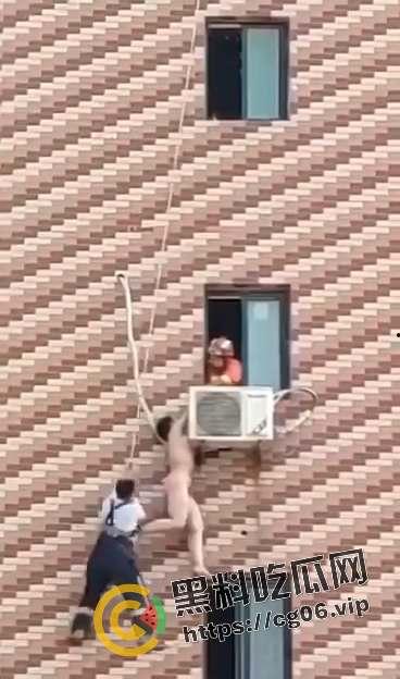 天津小三偷情被撞见 全裸跑路挂在窗户上 最后救援失败当场坠亡 现场画面曝光-3