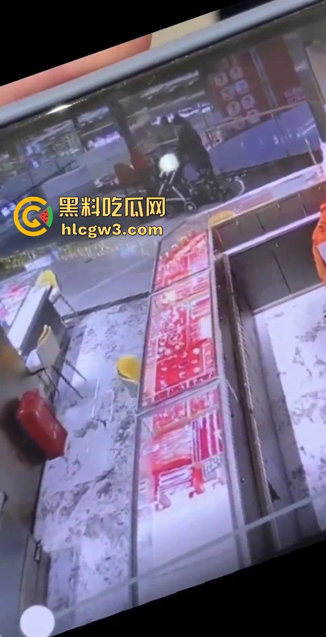 深圳水贝京基一楼惊现神偷!中午用刀划开柜台玻璃,100克金手镯被盗走-3