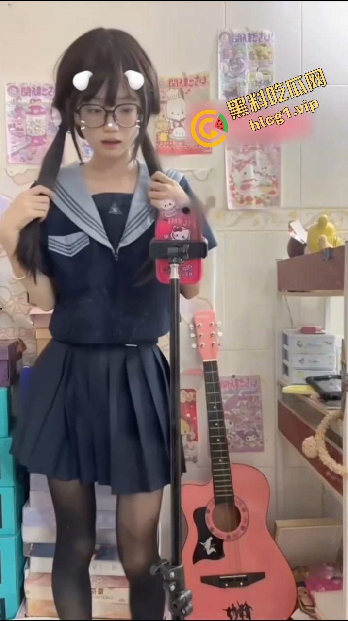 白嫩瘦体福利姬『少萝饭崽』双马尾眼镜萝莉 呻吟诱惑 脱衣自慰 超级嫩妹!-1