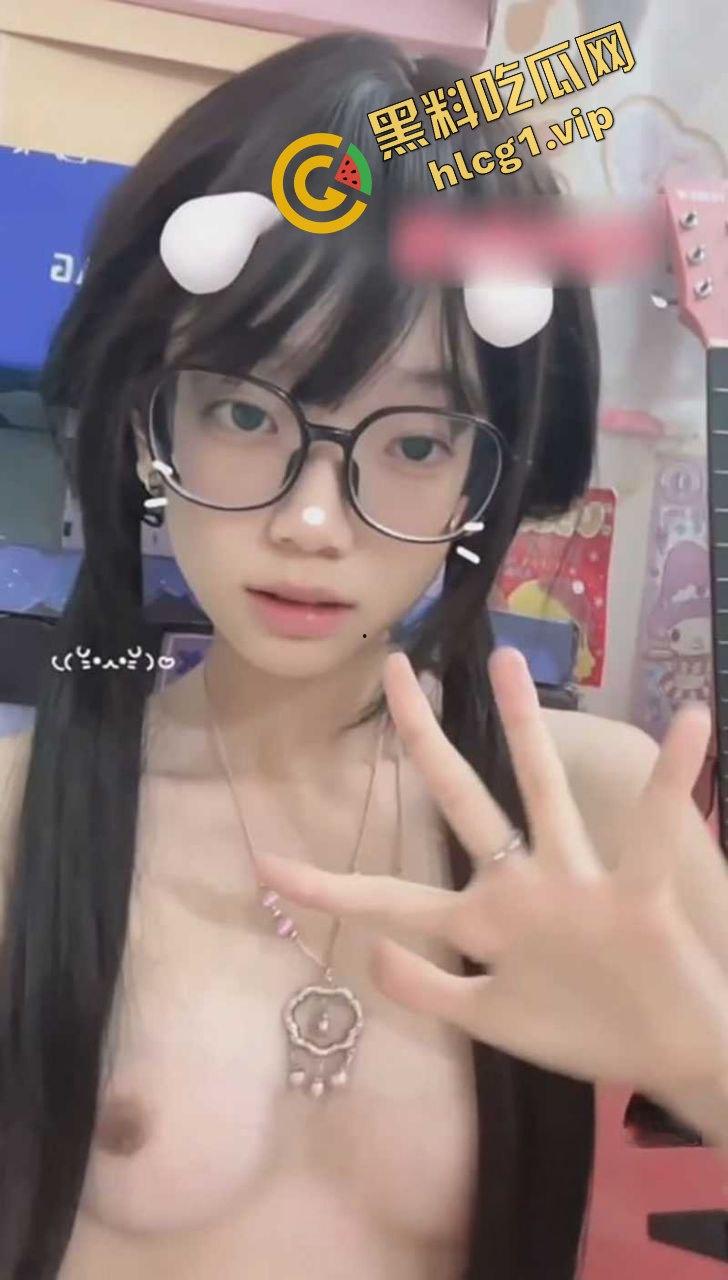 白嫩瘦体福利姬『少萝饭崽』双马尾眼镜萝莉 呻吟诱惑 脱衣自慰 超级嫩妹!-3