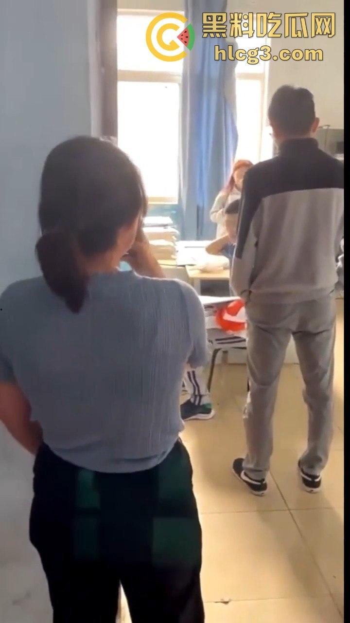 云南昆明某高校信息两学生办公室锁门打炮！窗帘当床单，教导主任敲门瞬间激情场面大曝光！-5