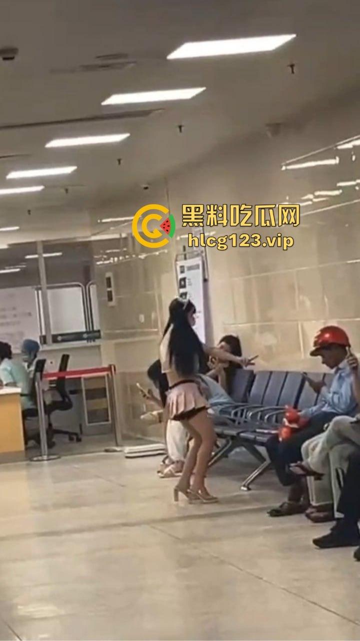 精神病女在医院狂骚!穿得跟没穿一样,过道上跳得骚气冲天,围观群众全程傻眼!-2