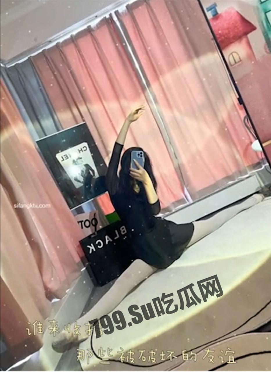 微博 抖音 网红「露露  酷酷的露」当过空姐的舞蹈生在线发骚展示一字马-1