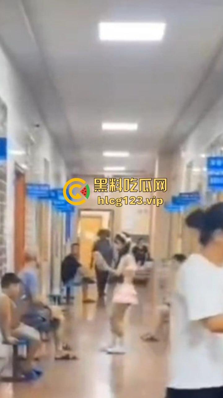 精神病女在医院狂骚!穿得跟没穿一样,过道上跳得骚气冲天,围观群众全程傻眼!-5